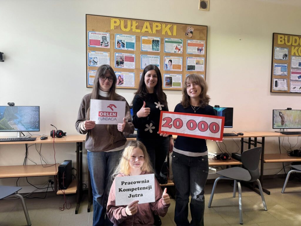 nauczycielka z trzema uczennicami