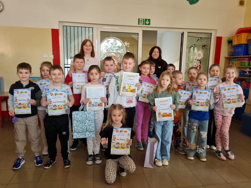 uczniowie z dyplomami