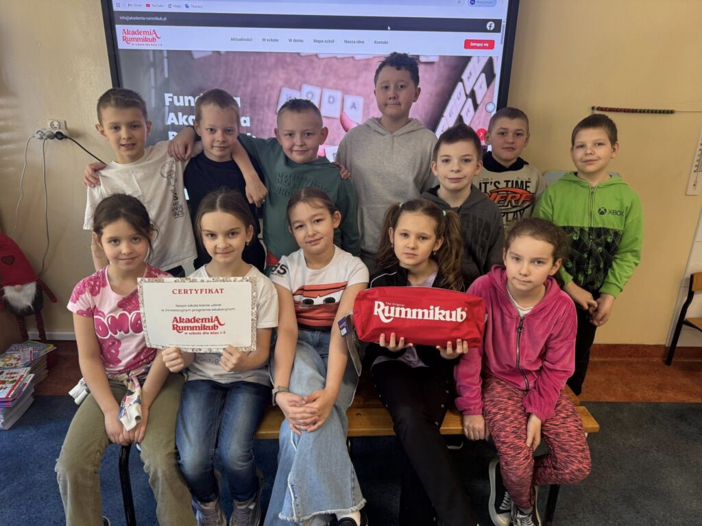 uczniowie z nagrodą i certyfikatem rummikub