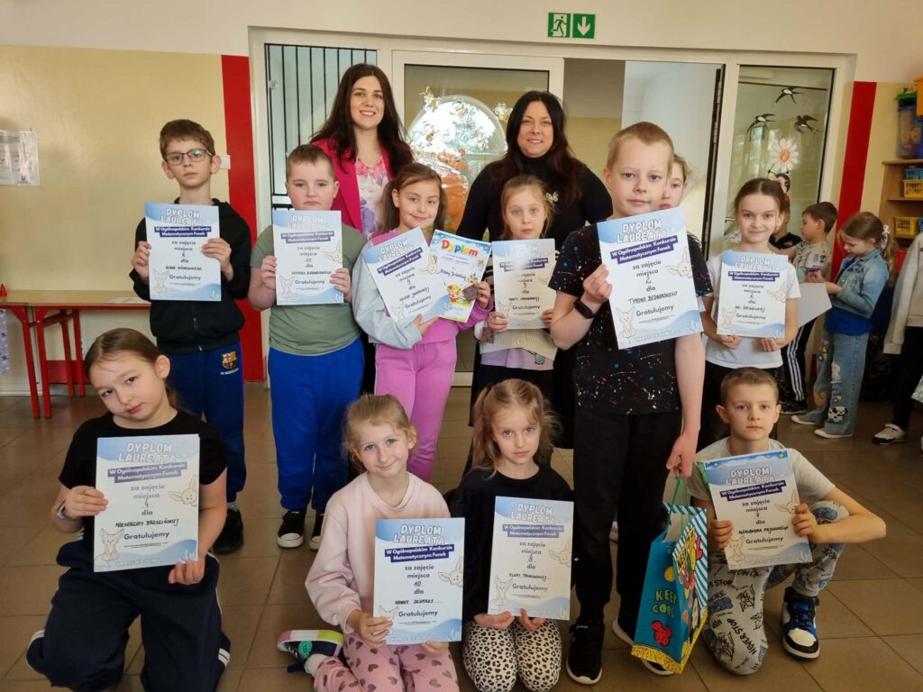 uczniowie z dyplomami