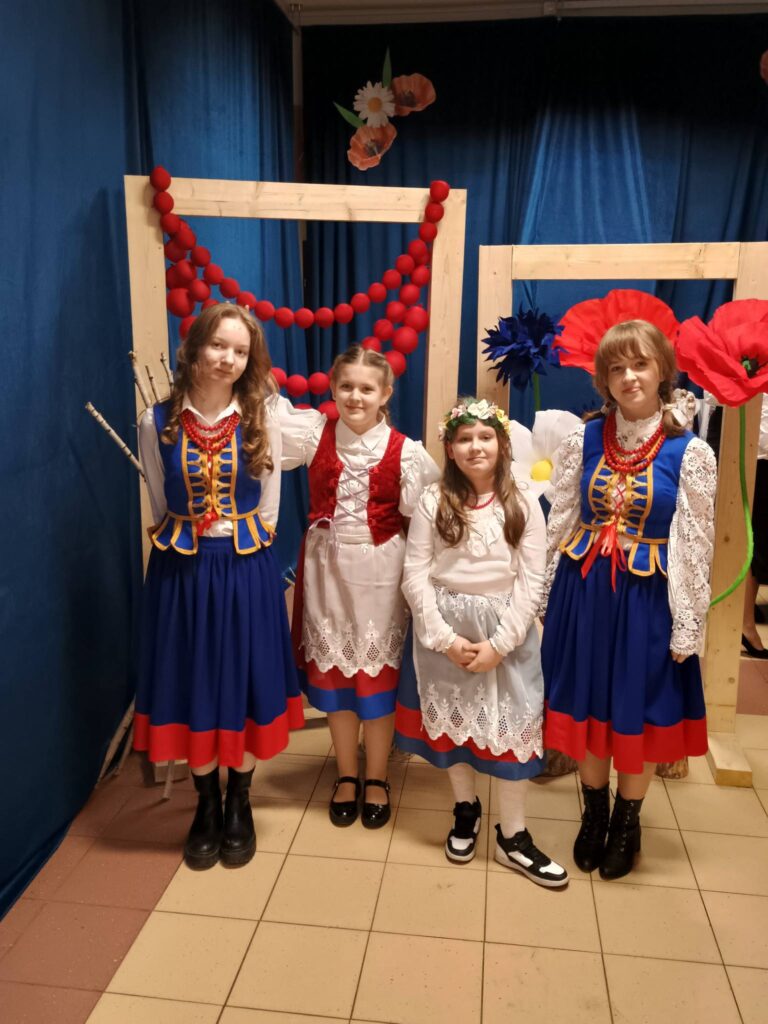 cztery dziewczynki w strojach kujawskich