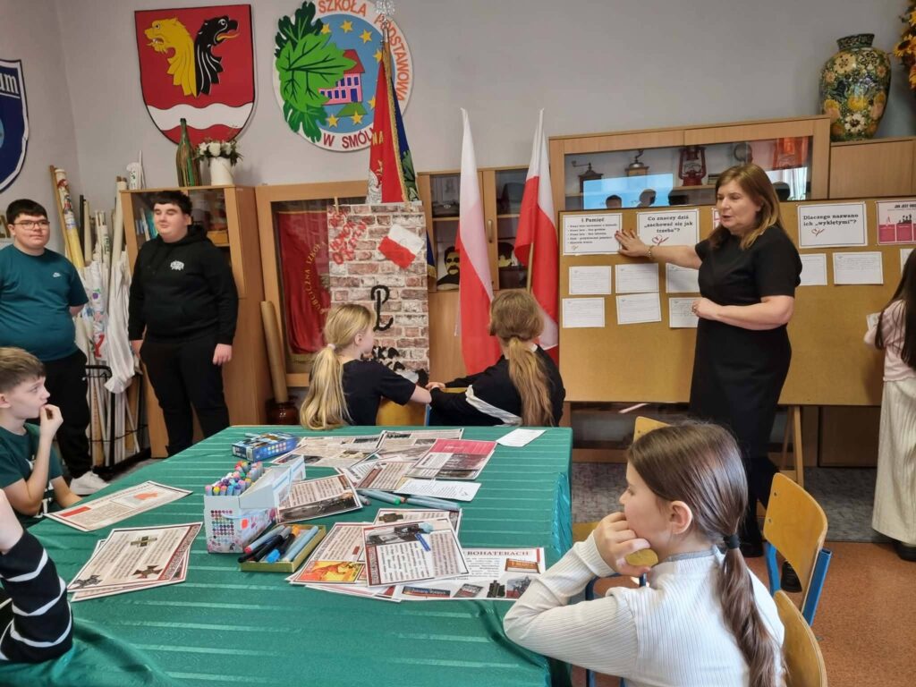 uczniowie odkrywający historię "Żołnierzy Wyklętych"