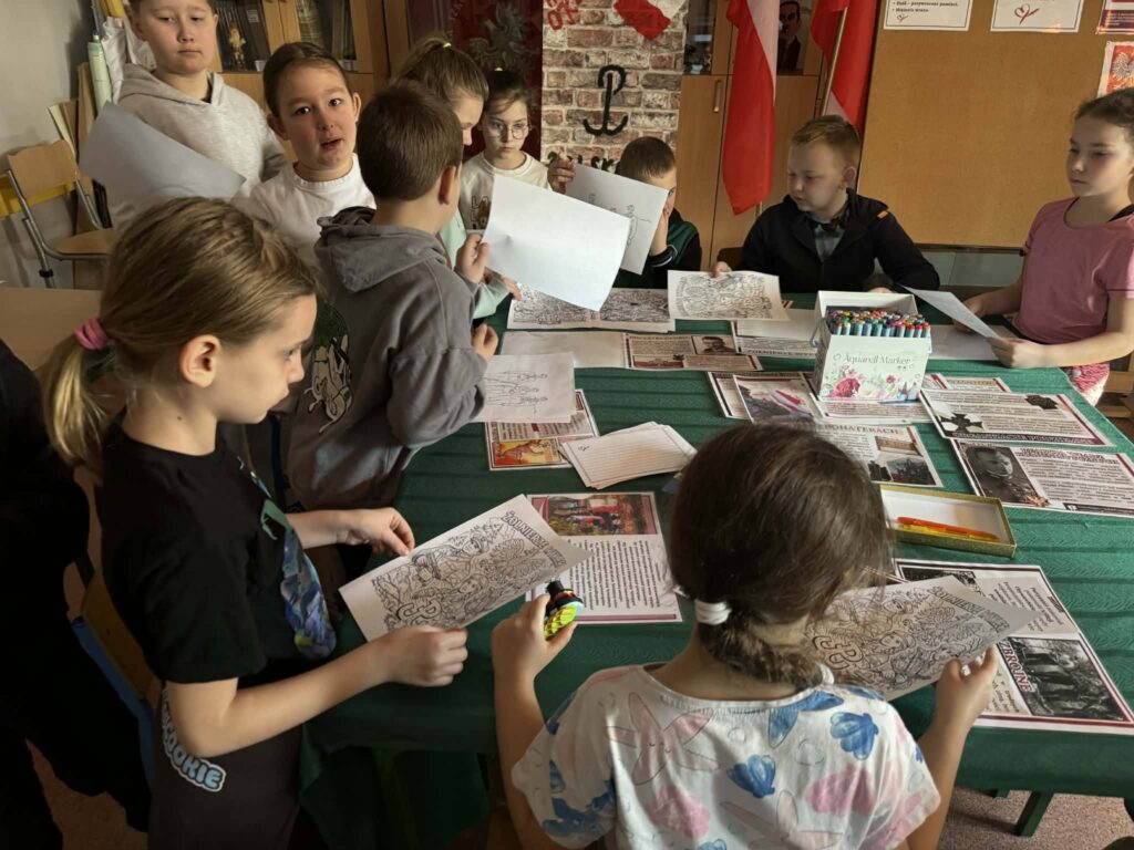 uczniowie odkrywający historię "Żołnierzy Wyklętych"