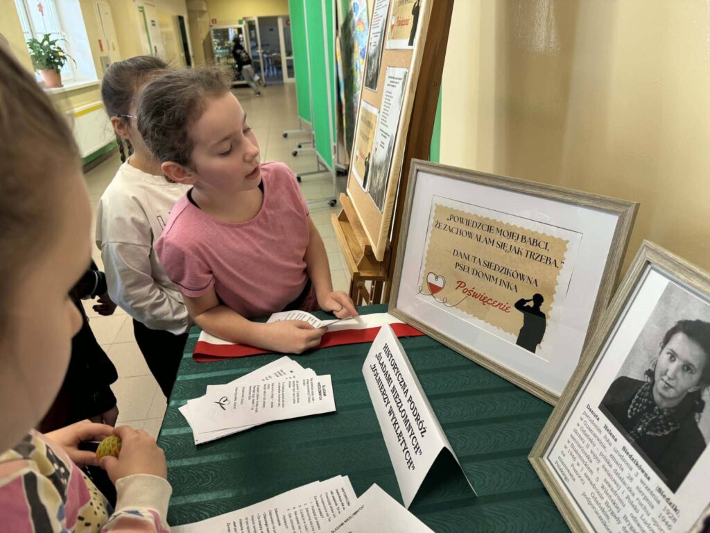 uczniowie odkrywający historię "Żołnierzy Wyklętych"