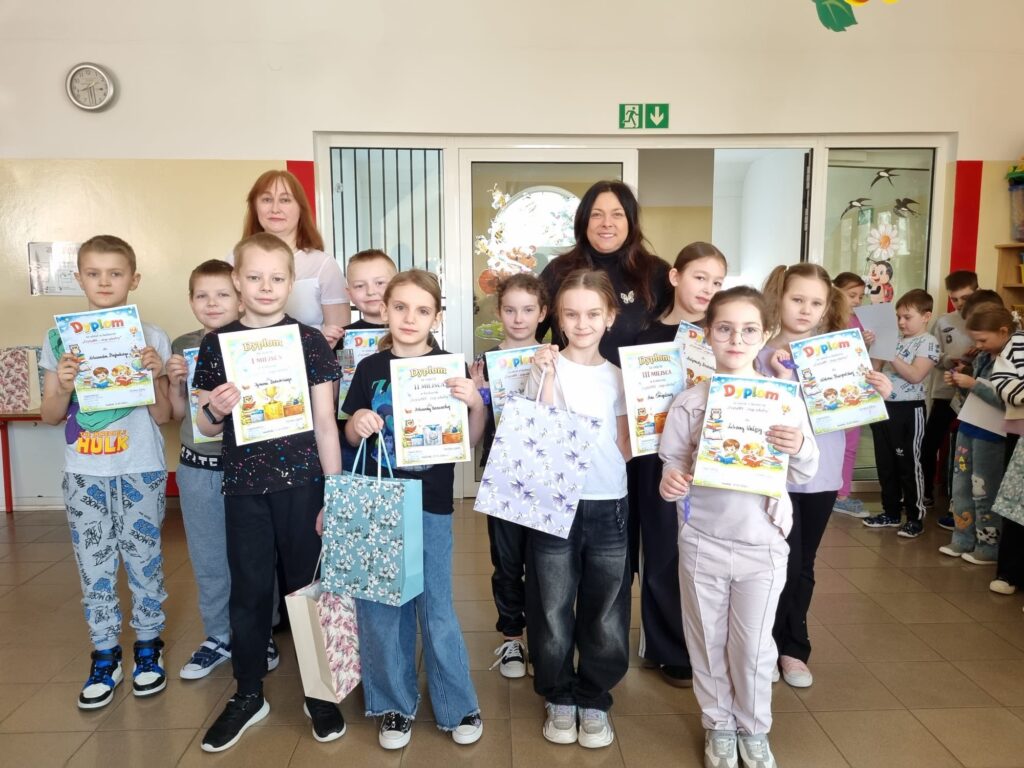 uczniowie z dyplomami