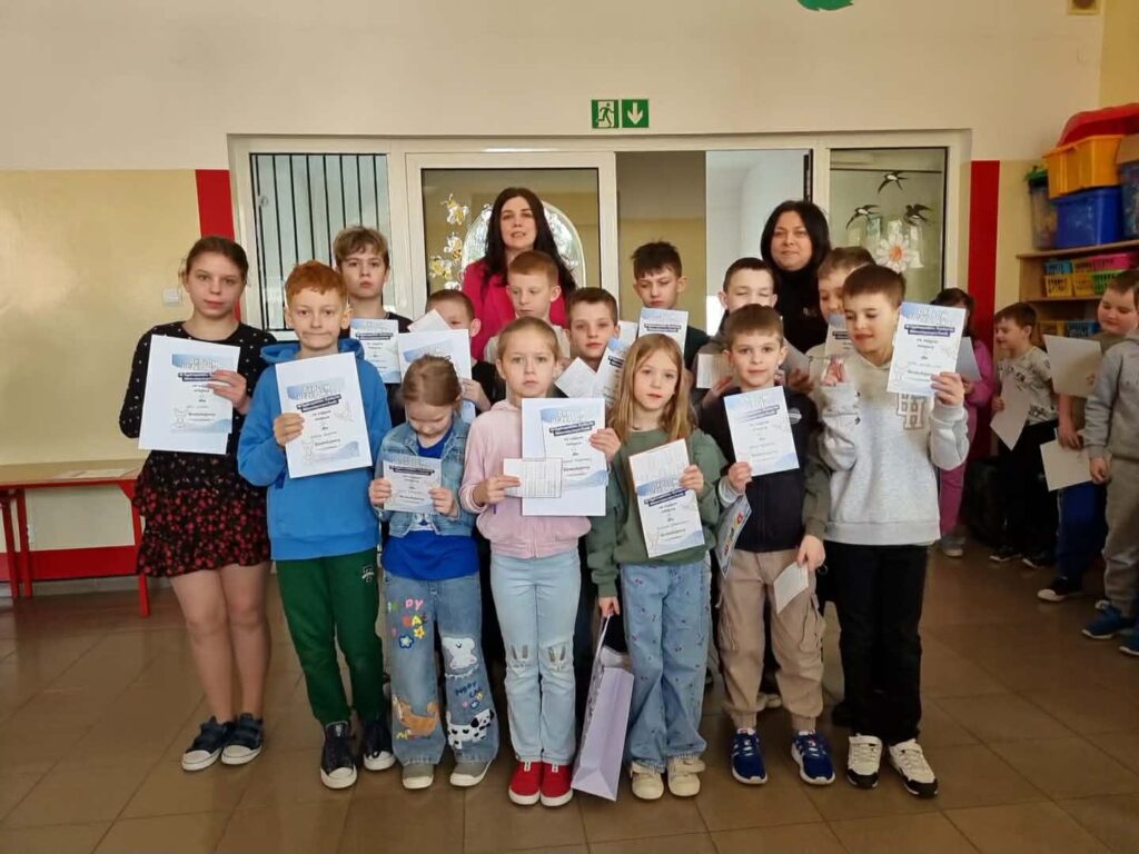 uczniowie z dyplomami