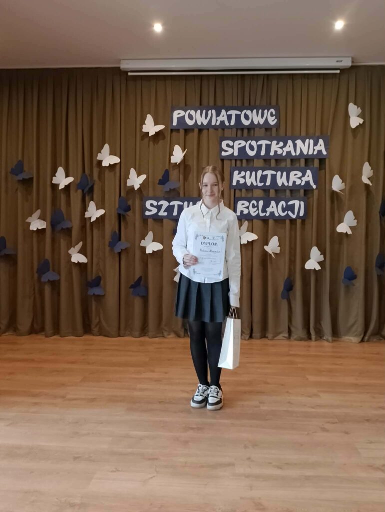 uczennica z dyplomem i nagrodą