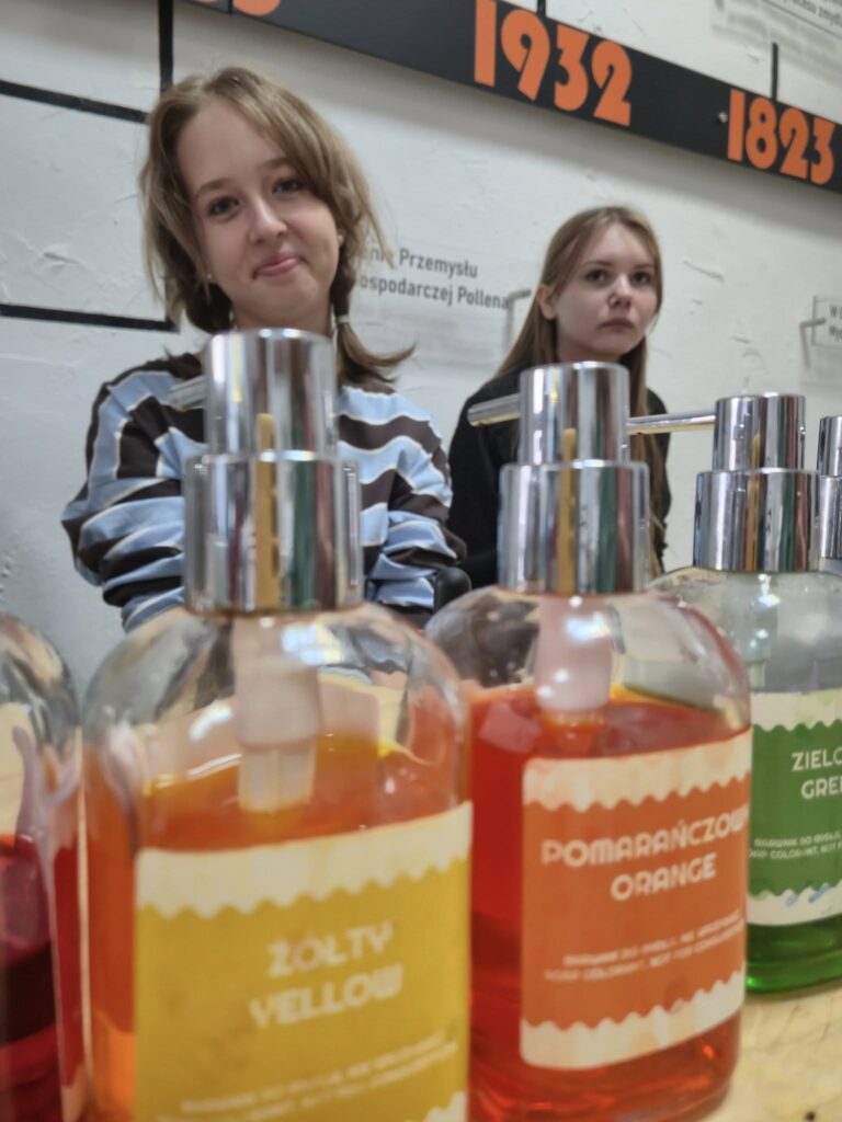 Uczniowie na warsztatach z robienia mydeł