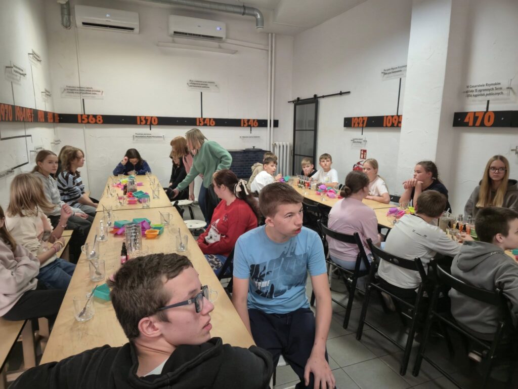 Uczniowie na warsztatach z robienia mydeł