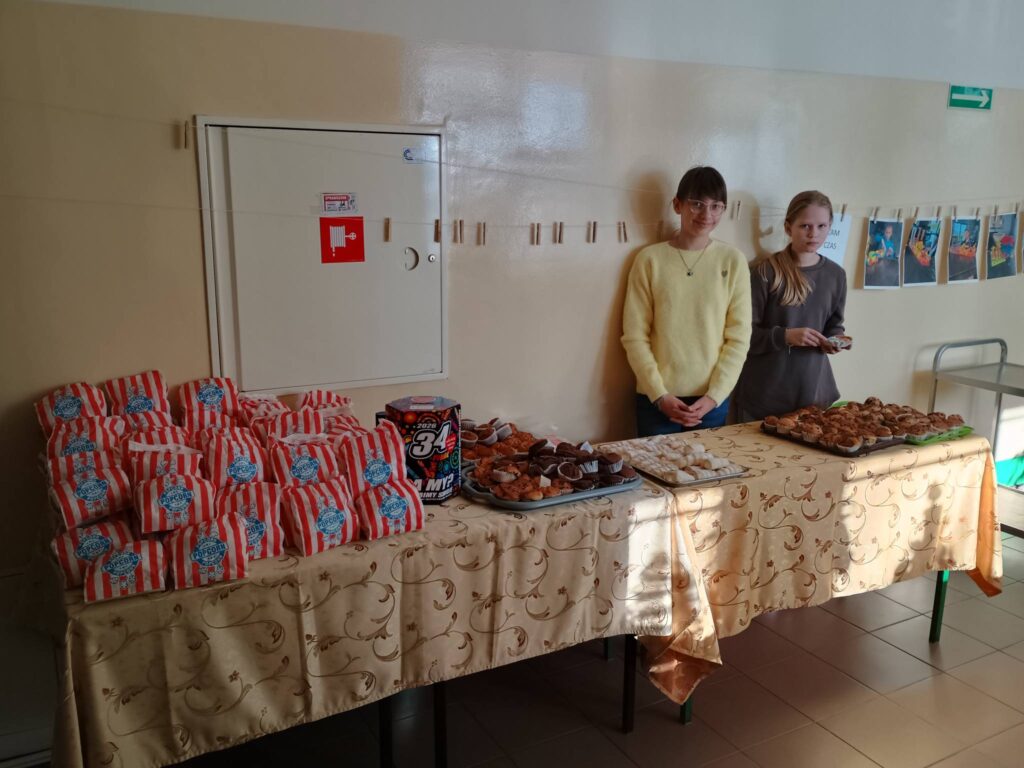 dzieci sprzedające babeczki i popcorn