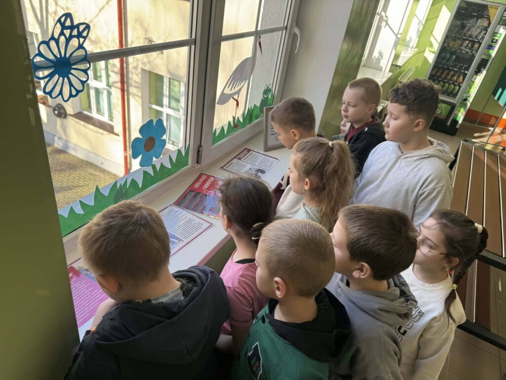 uczniowie odkrywający historię "Żołnierzy Wyklętych"