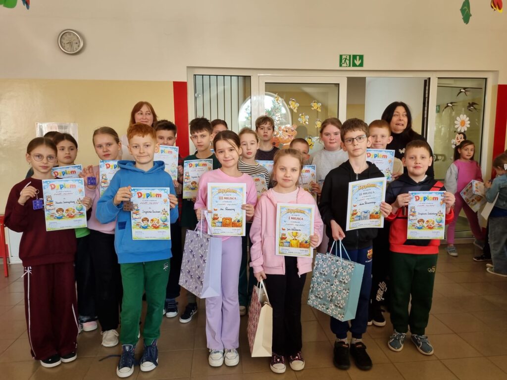uczniowie z dyplomami