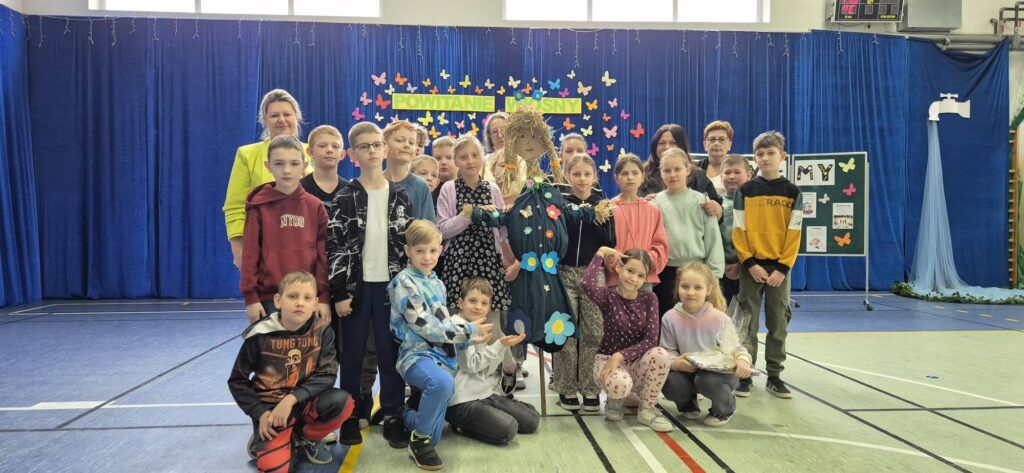 uczniowie z marzanną