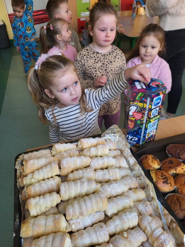 dzieci kupujące babeczki