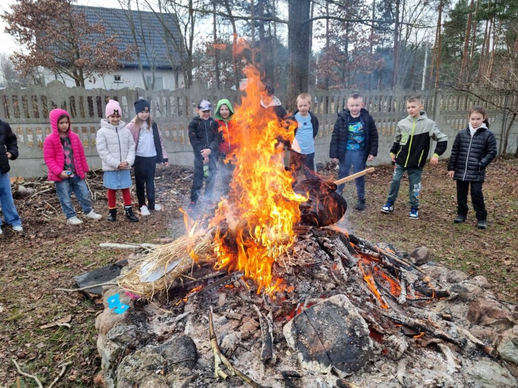 ognisko i dzieci dookoła