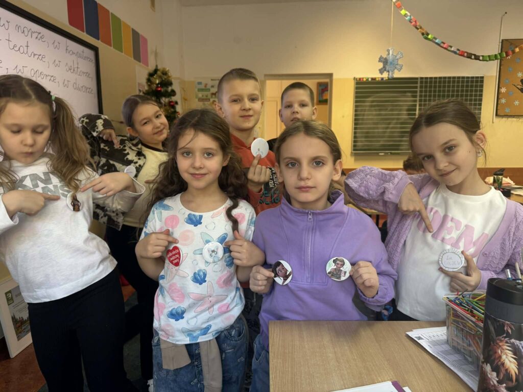 dzieci z przypinkami