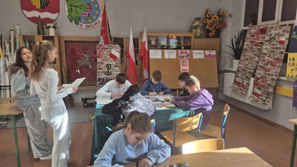 uczniowie odkrywający historię "Żołnierzy Wyklętych"