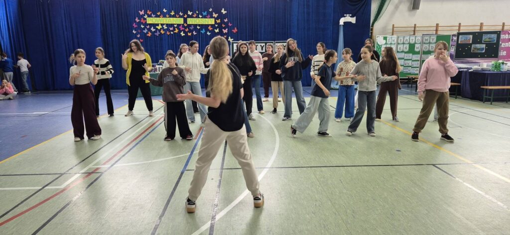 uczniowie tańczący wiosenny taniec radości