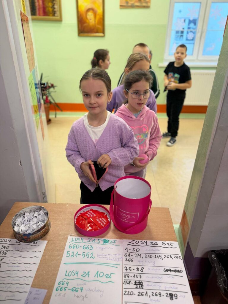 dzieci na loterii fantowej