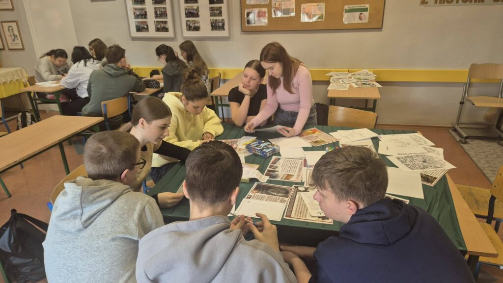 uczniowie odkrywający historię "Żołnierzy Wyklętych"