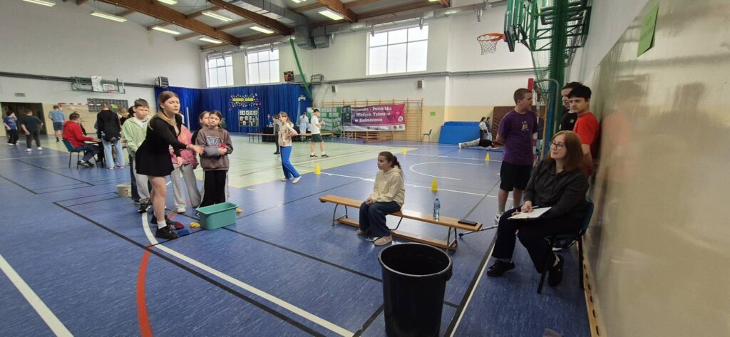 uczniowie podczas bicia rekordów szkolnych