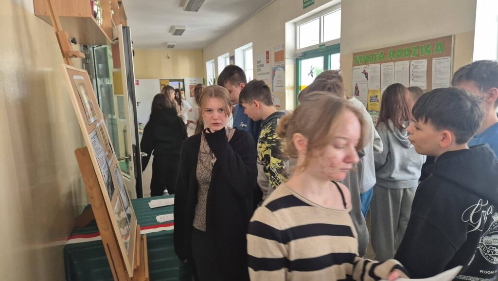 uczniowie odkrywający historię "Żołnierzy Wyklętych"