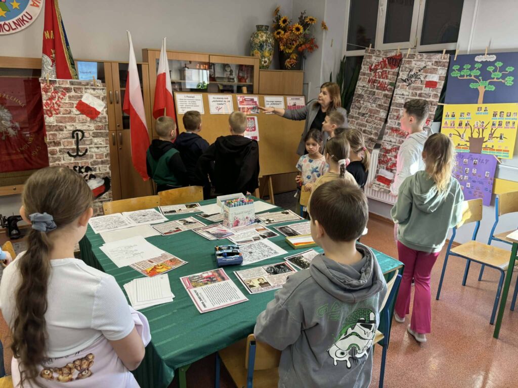 uczniowie odkrywający historię "Żołnierzy Wyklętych"