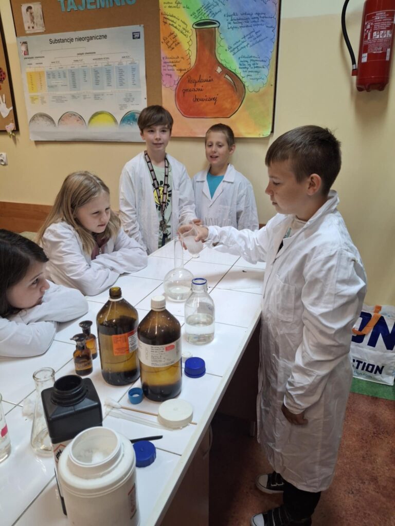 uczniowie na zajęciach chemicznych