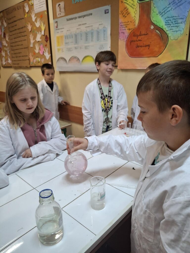 uczniowie na zajęciach chemicznych
