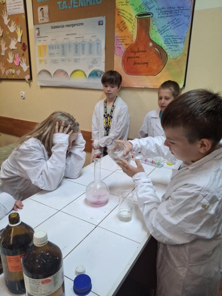 uczniowie na zajęciach chemicznych