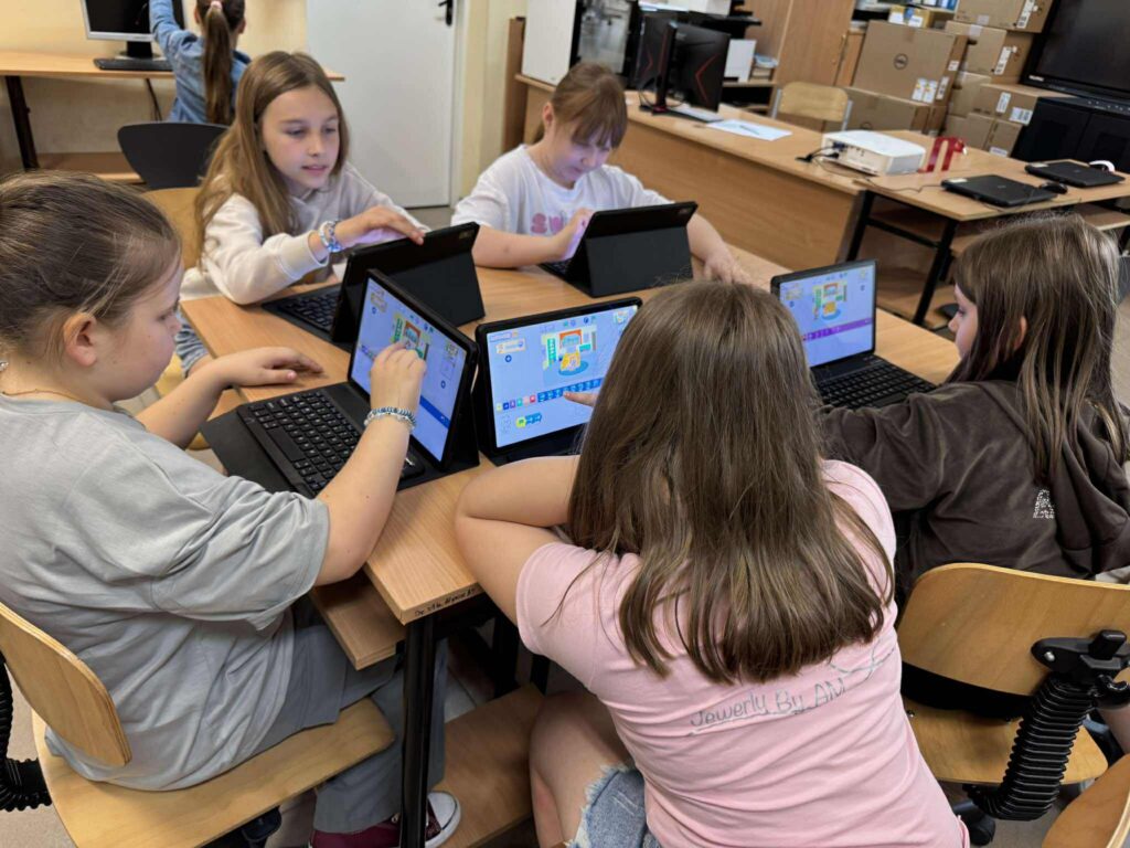 uczniowie na zajęciach z TIK