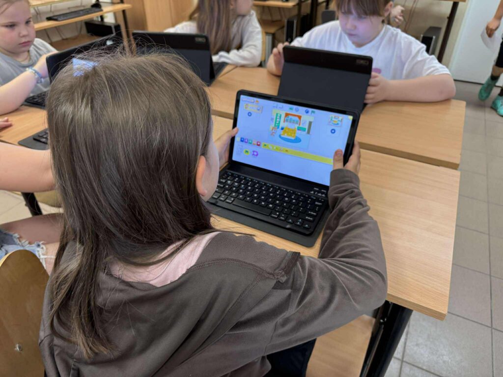 uczniowie na zajęciach z TIK