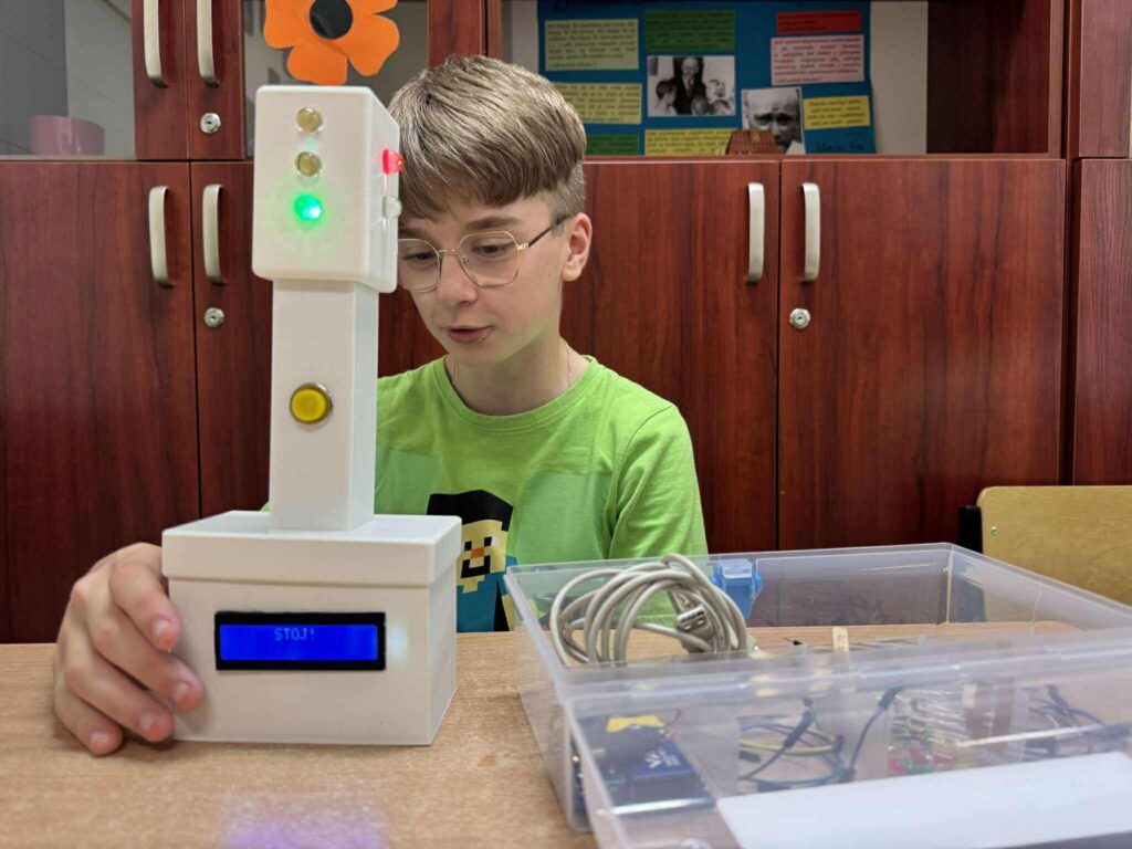 uczniowie na zajęciach z fizyki