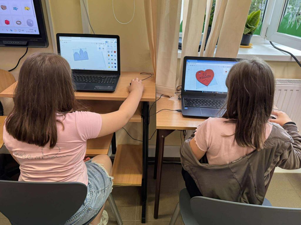 uczniowie na zajęciach z TIK