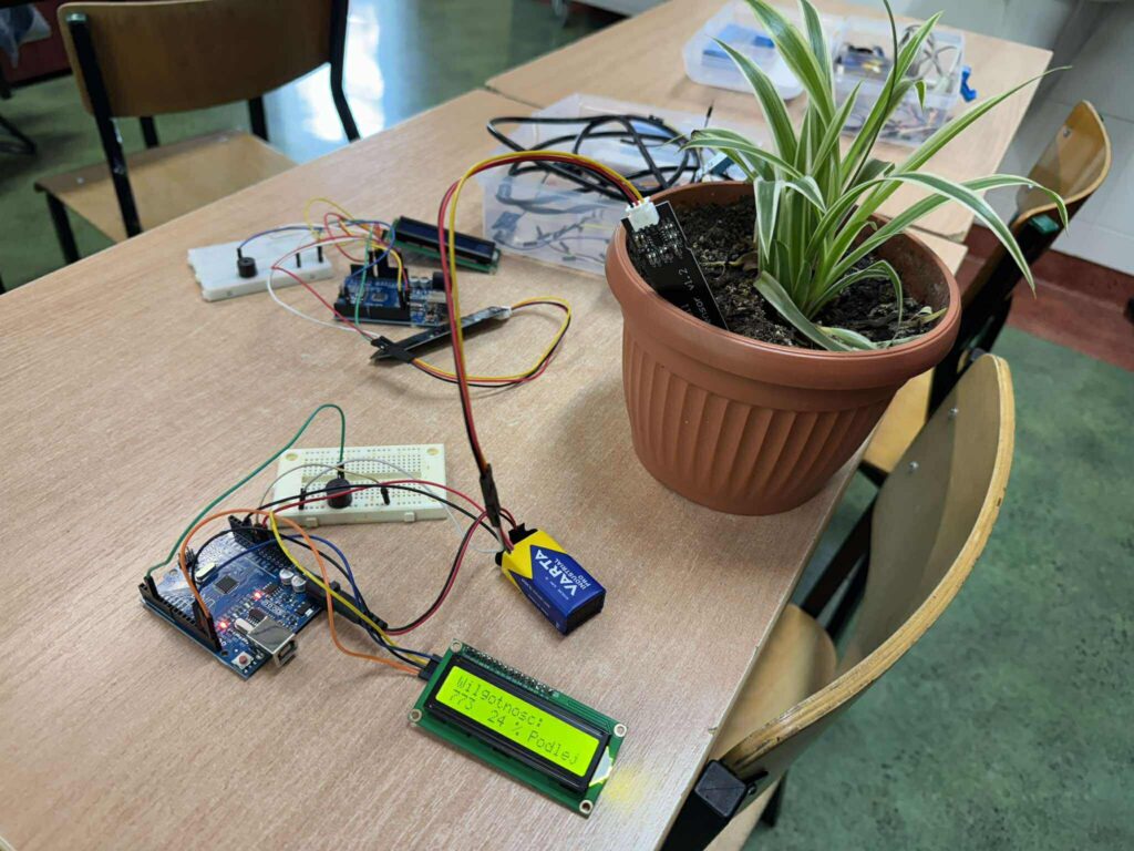 uczniowie na zajęciach z fizyki