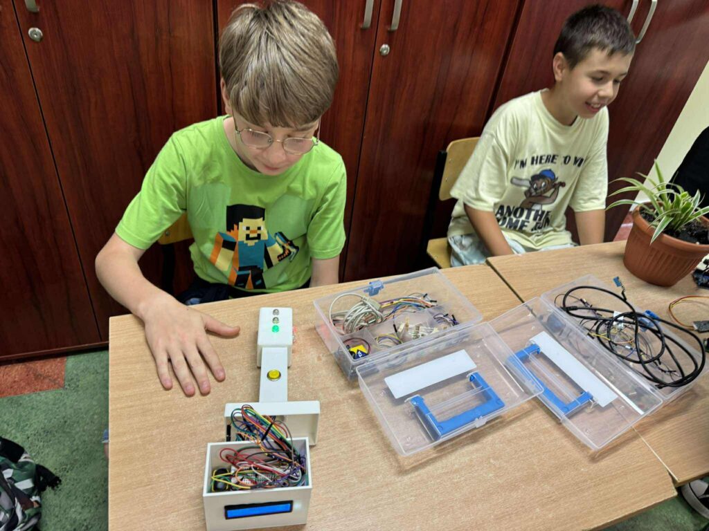 uczniowie na zajęciach z fizyki