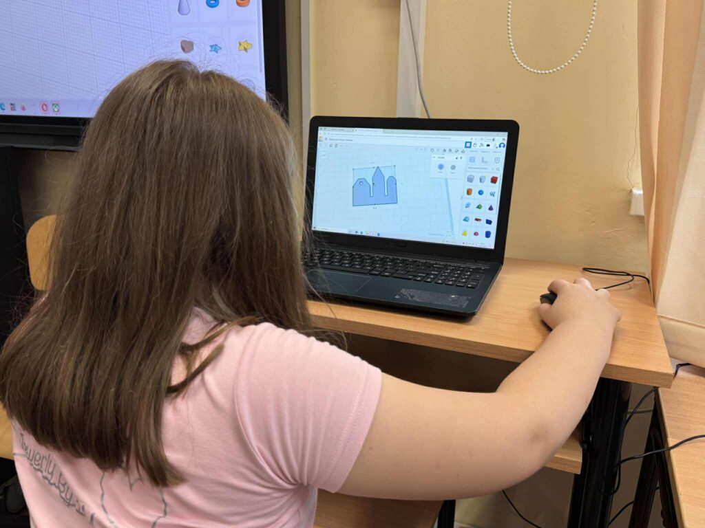 uczniowie na zajęciach z TIK