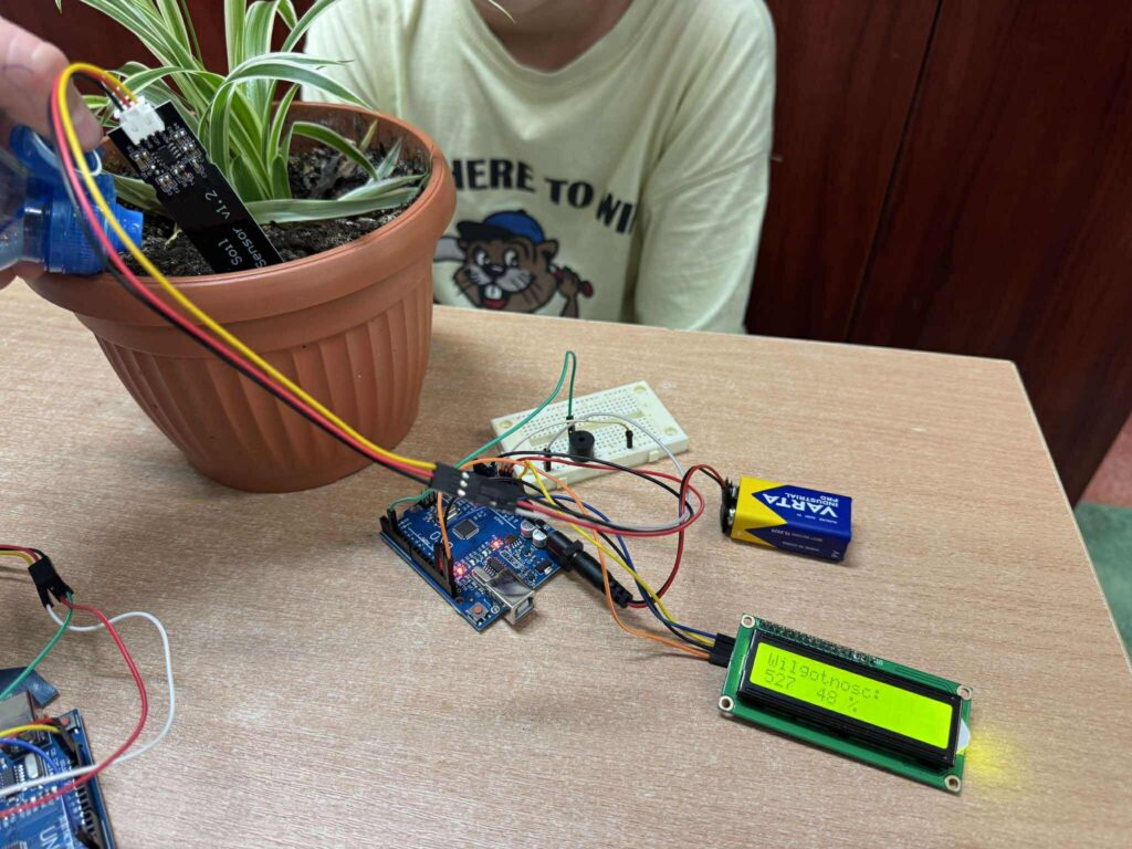 uczniowie na zajęciach z fizyki