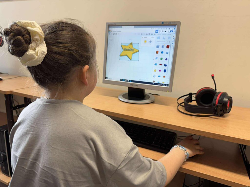 uczniowie na zajęciach z TIK