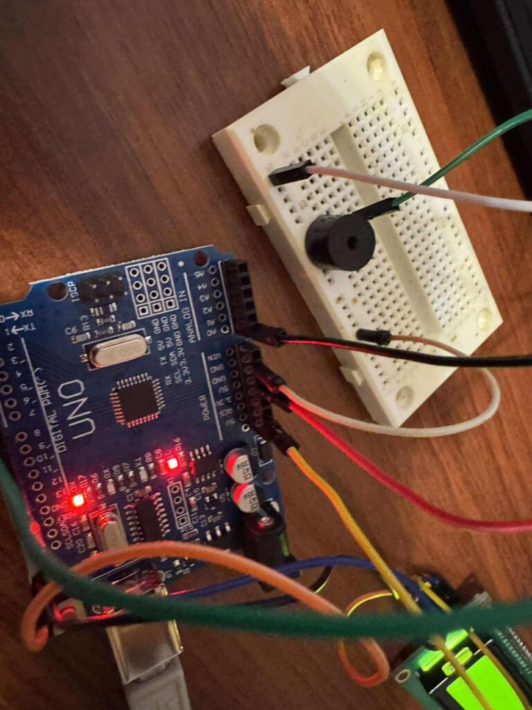 uczniowie na zajęciach z fizyki