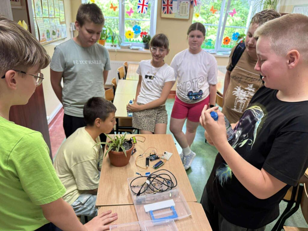 uczniowie na zajęciach z fizyki