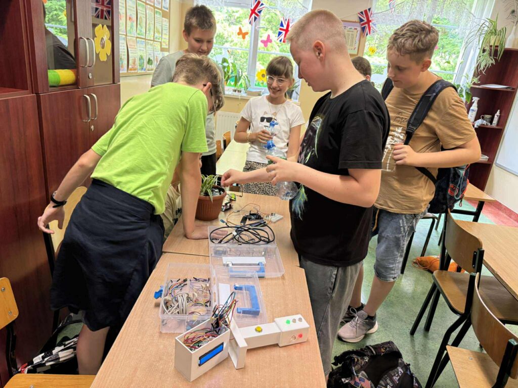 uczniowie na zajęciach z fizyki