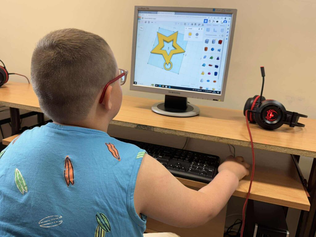 uczniowie na zajęciach z TIK