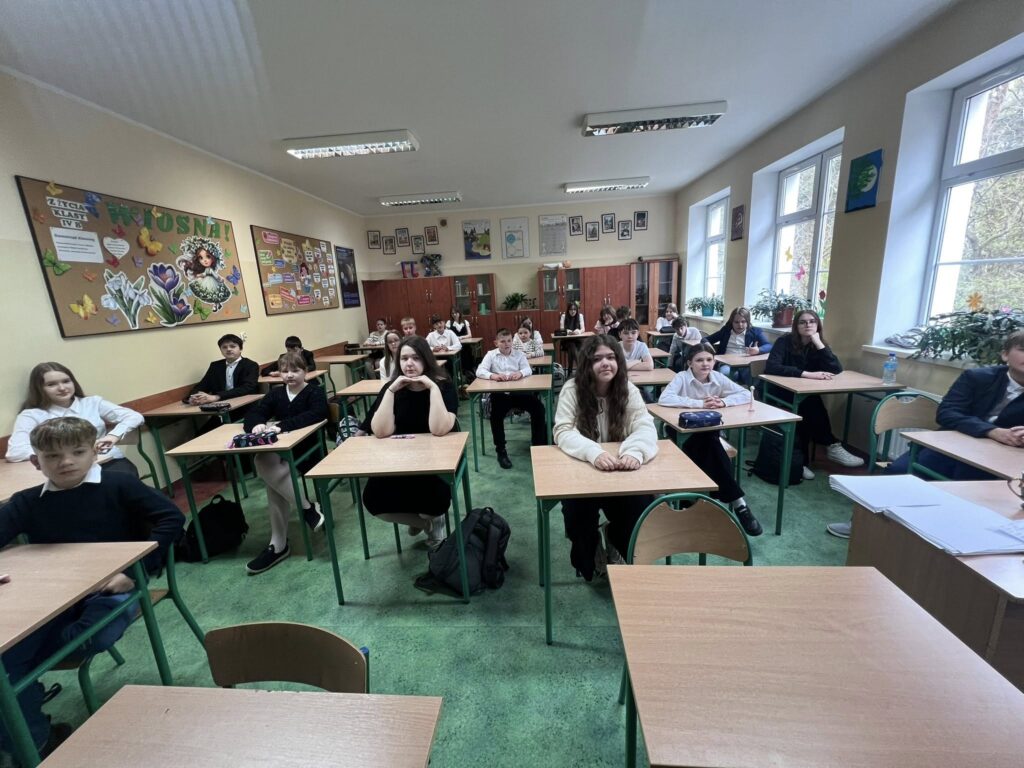 uczestnicy konkursu siedzący w ławkach