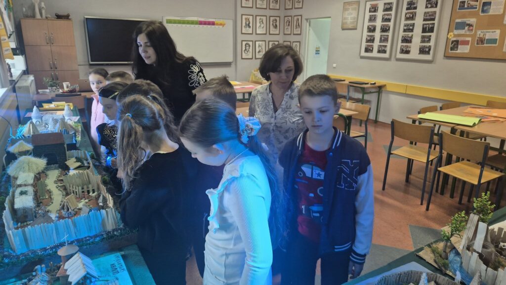 uczniowie zwiedzający wystawę dotyczącą Chrztu Polski