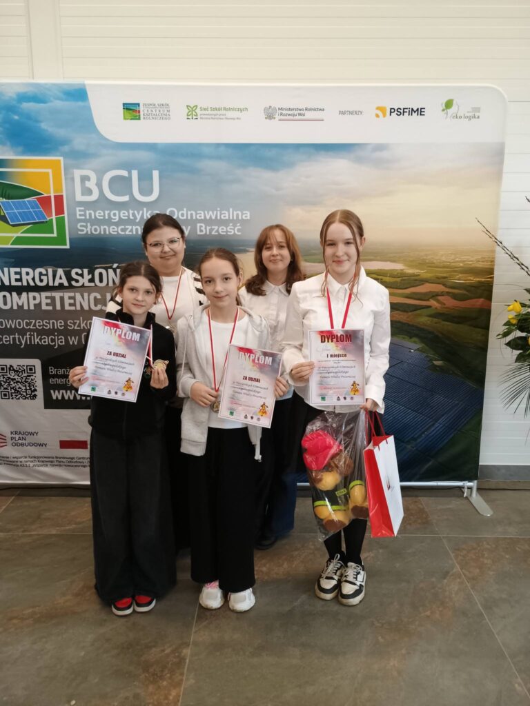uczestniczki turnieju z dyplomami i medalami
