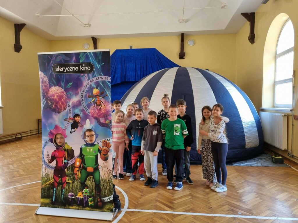 uczniowie przed sferycznym kinem