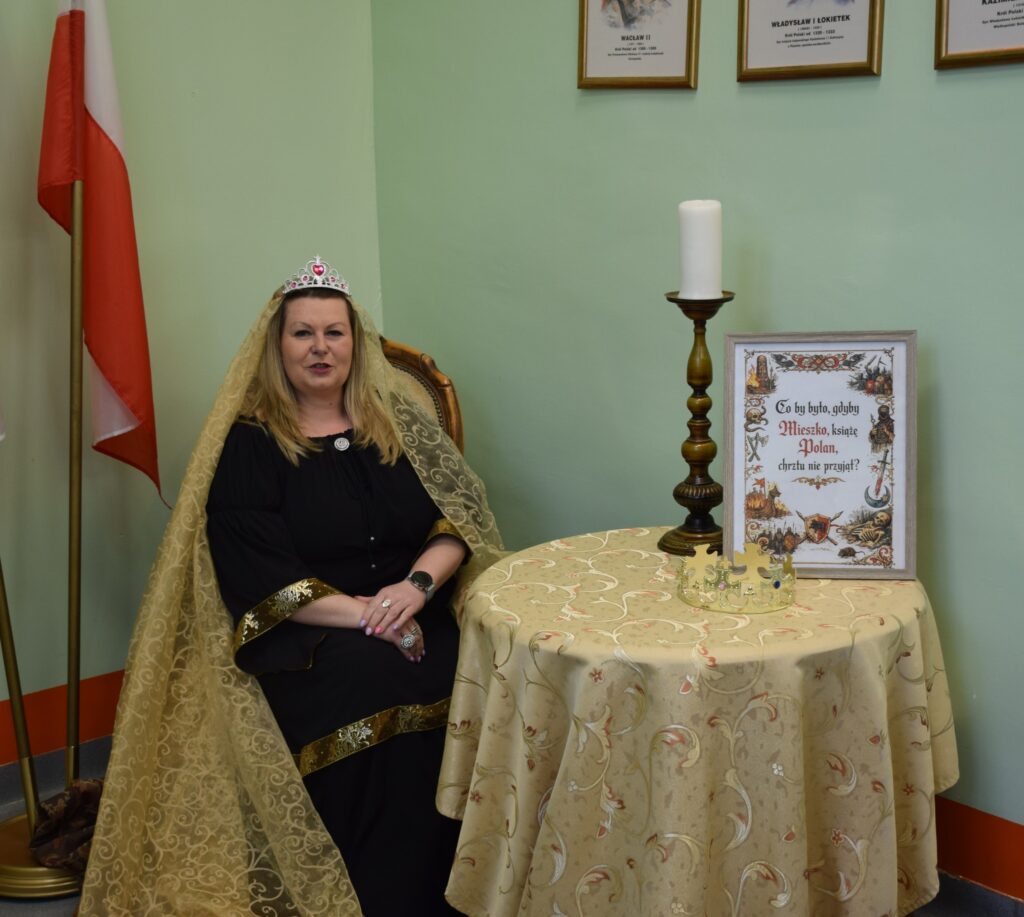 nauczycielka w stroju z lat chrztu Polski