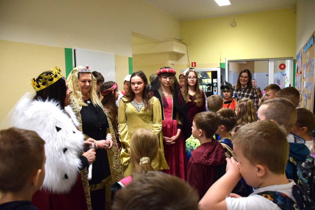 Uczestnicy wydarzenia w strojach z lat chrztu państwa