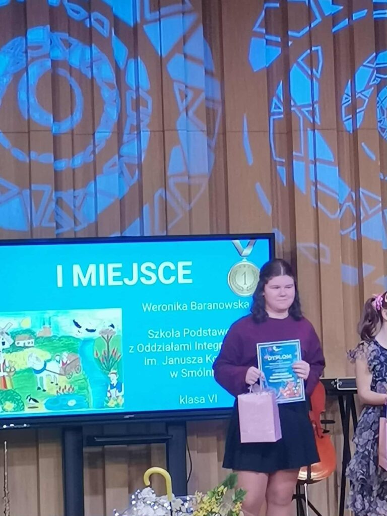 dziewczyna z dyplomem za zajęcie I miejsca